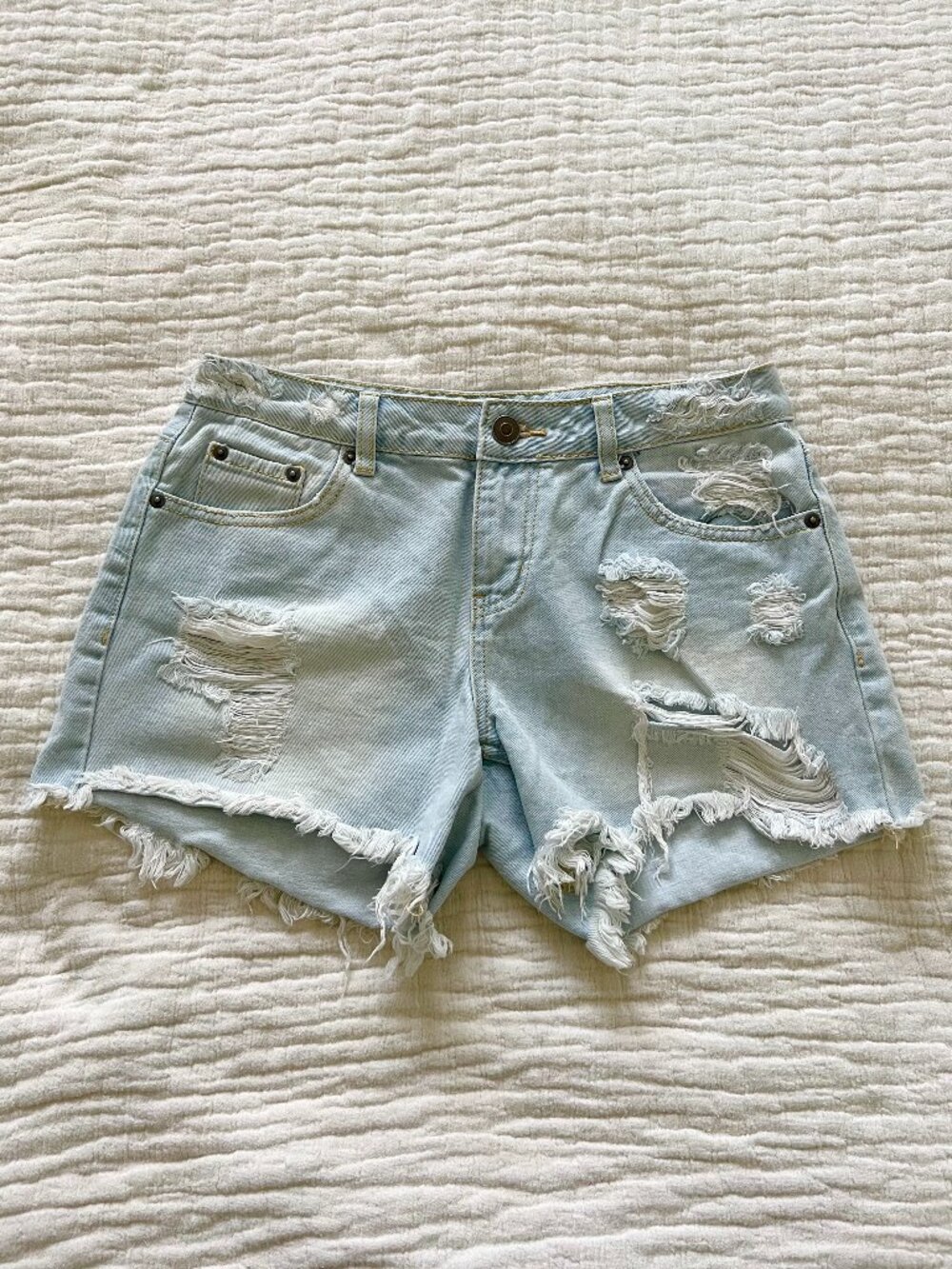 Hot Kiss Distressed Light Wash Denim Cutoff Shorts – Women’s Medium